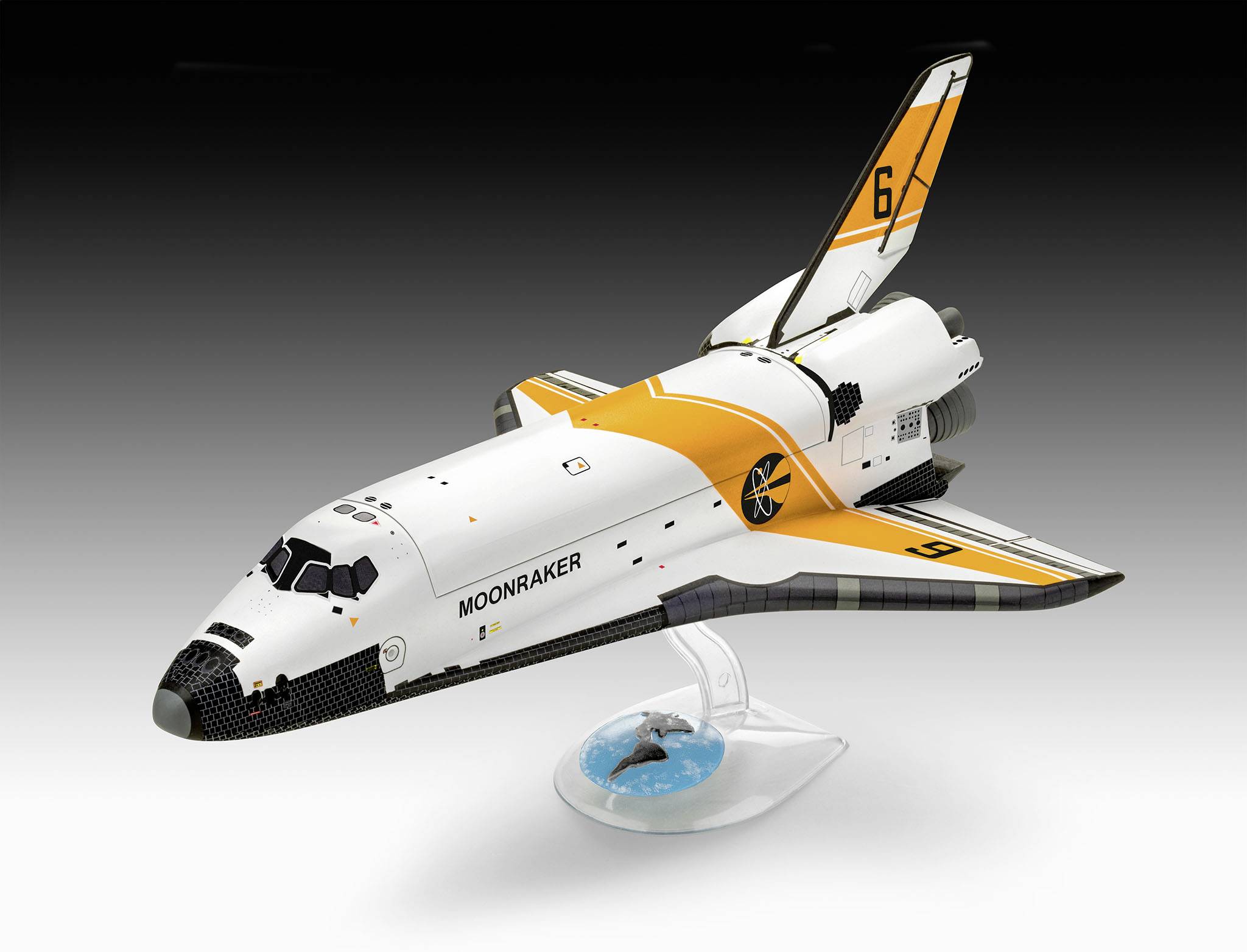 Ein Modell eines weißen Raumfährzeugs mit orangefarbenen Streifen und der Aufschrift 'MOONRAKER', auf einem transparenten Ständer.