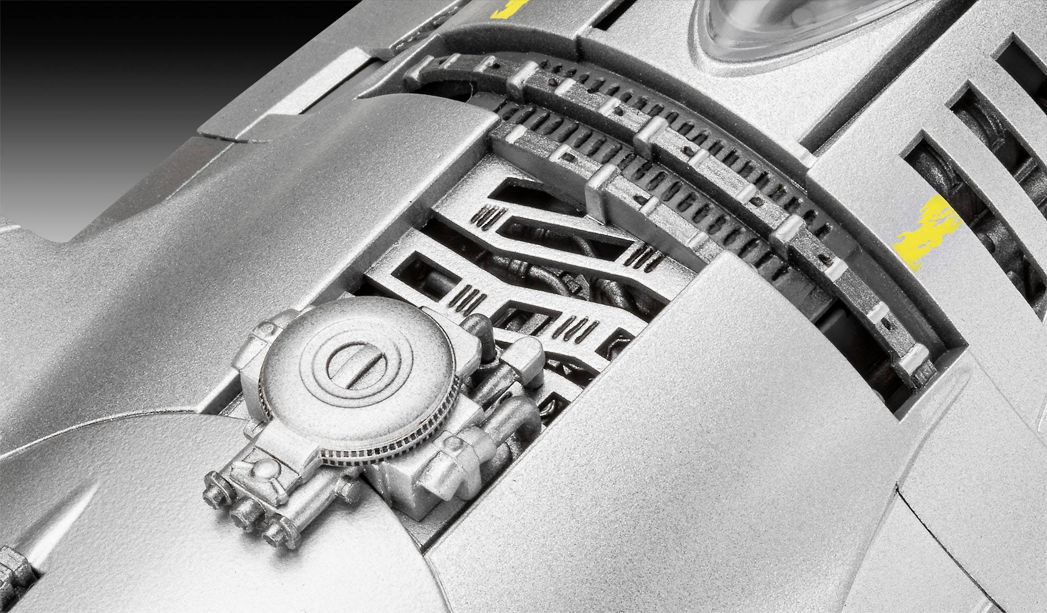 Nahaufnahme eines silbernen mechanischen Uhrwerks mit Zahnrädern und strukturierten Metallplatten.