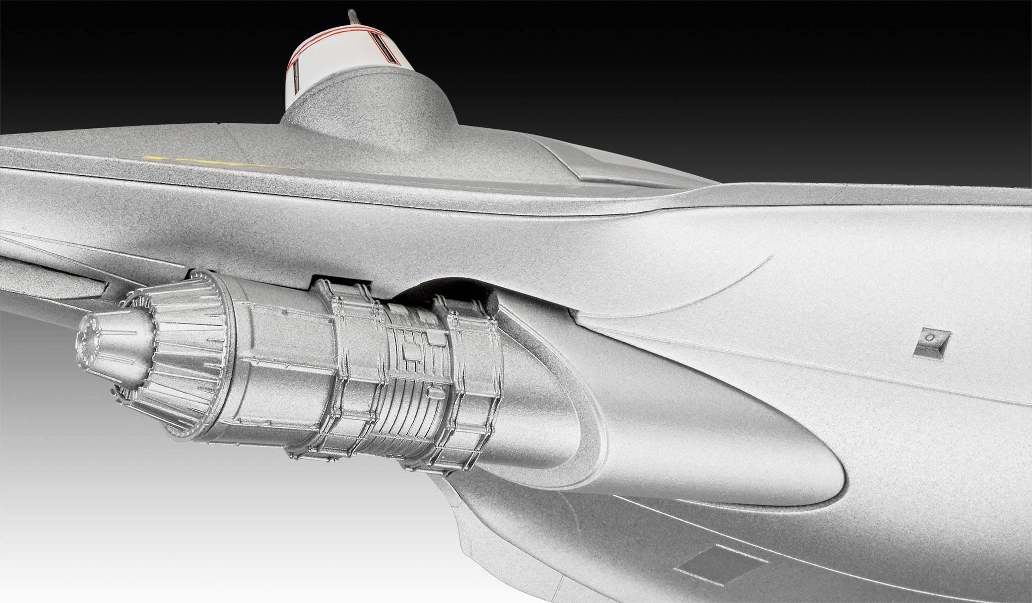 Detailansicht eines silbernen Flugzeugtriebwerks an einem futuristischen Flugzeug. Glatte, aerodynamische Oberflächen erkennbar.