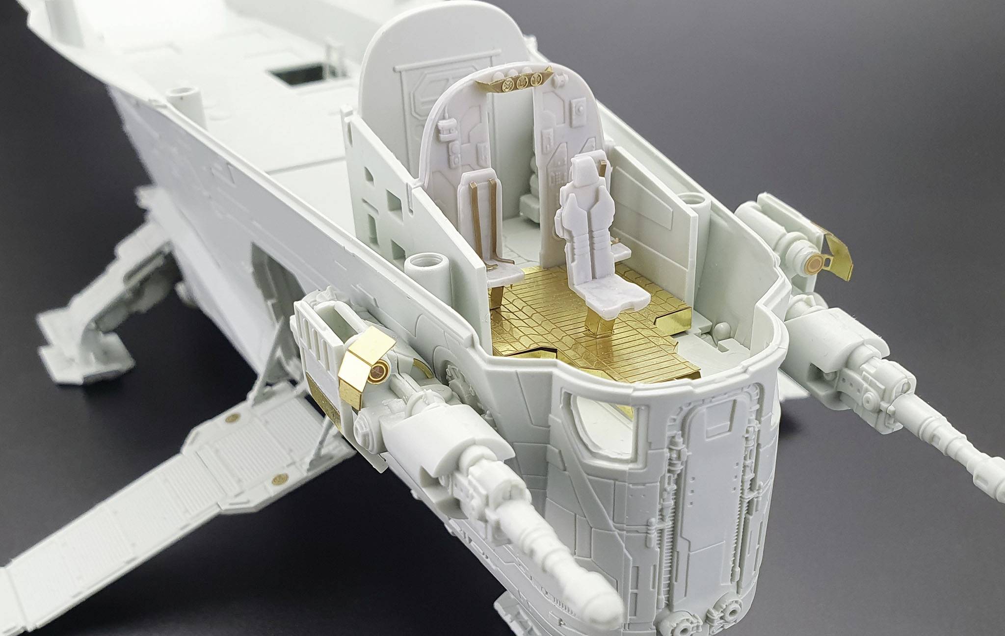 Ein Modellraumschiff mit detailliertem Cockpit und Zugangstreppe. Zwei Kanonen sind an der Vorderseite angebracht.