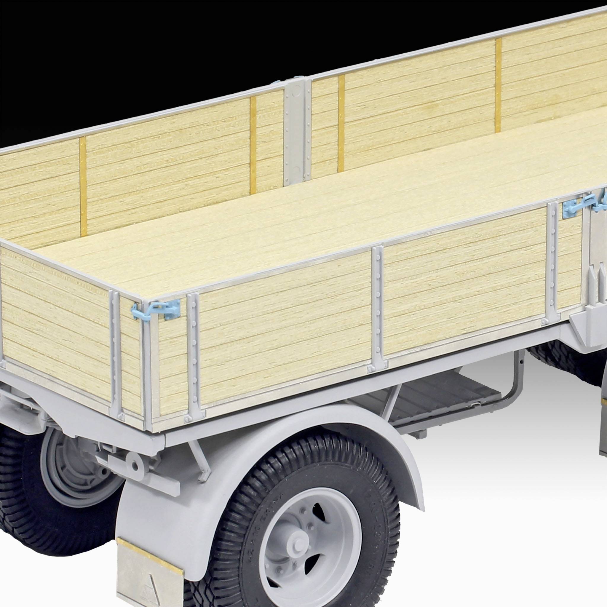 Ein Modell eines Abhängerwagens mit Holzverkleidung und robusten Reifen; detaillierte Darstellung des Aufbaus und der Struktur.