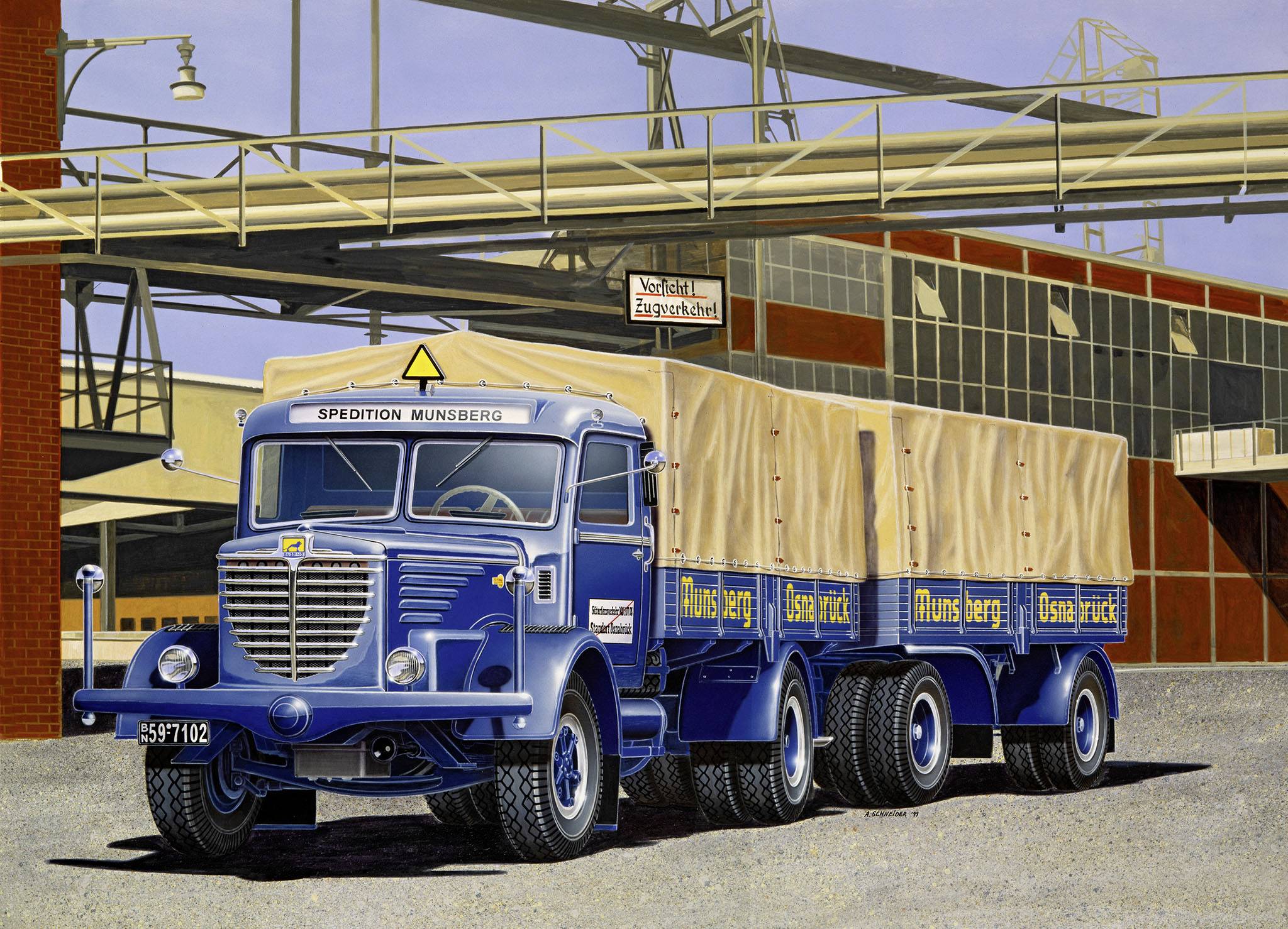 Blauer historischer Lastwagen mit Anhänger von 'Munsberg Spedition', geparkt vor einem industriellen Gebäude mit Schildern.