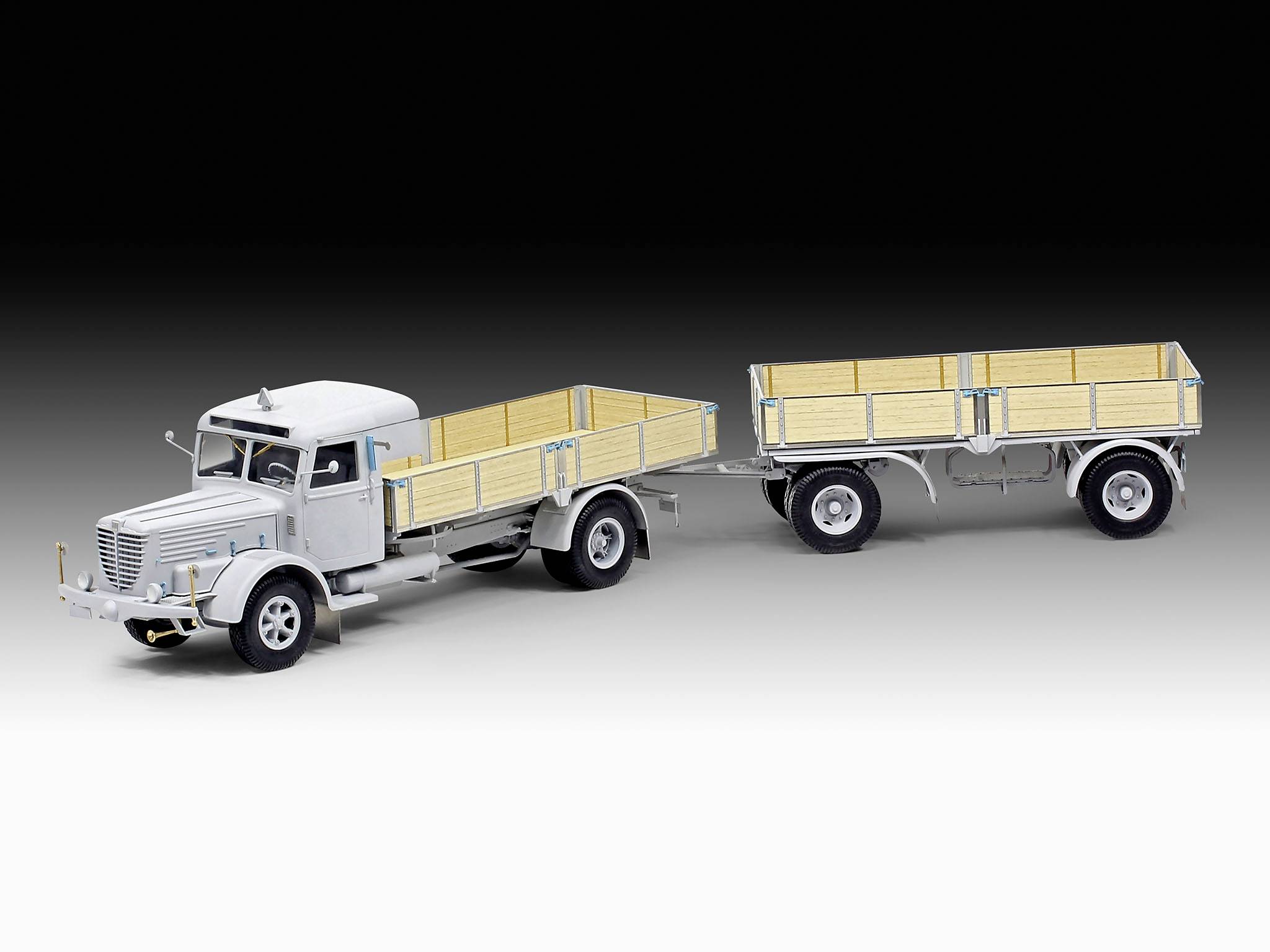 Ein weißer Lastwagen mit einem Anhänger, beide mit hölzernen Ladeflächen. Das Bild zeigt ein Modellfahrzeug unter Studio-Beleuchtung.