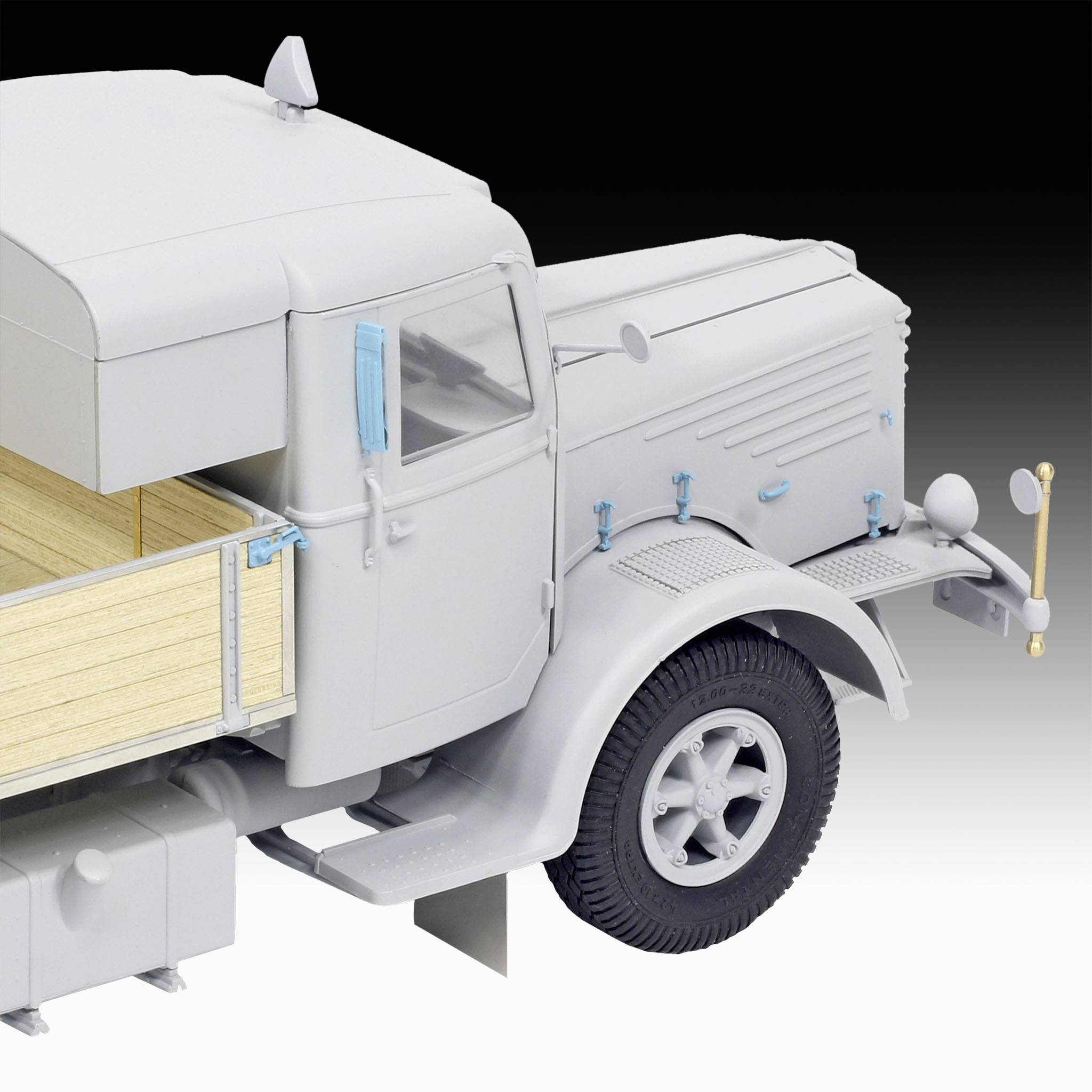 Ein Modell eines grauen Lastwagens mit Holzladefläche, seitliche Ansicht. Er ist detailliert, einschließlich der Räder und der Fahrerkabine.