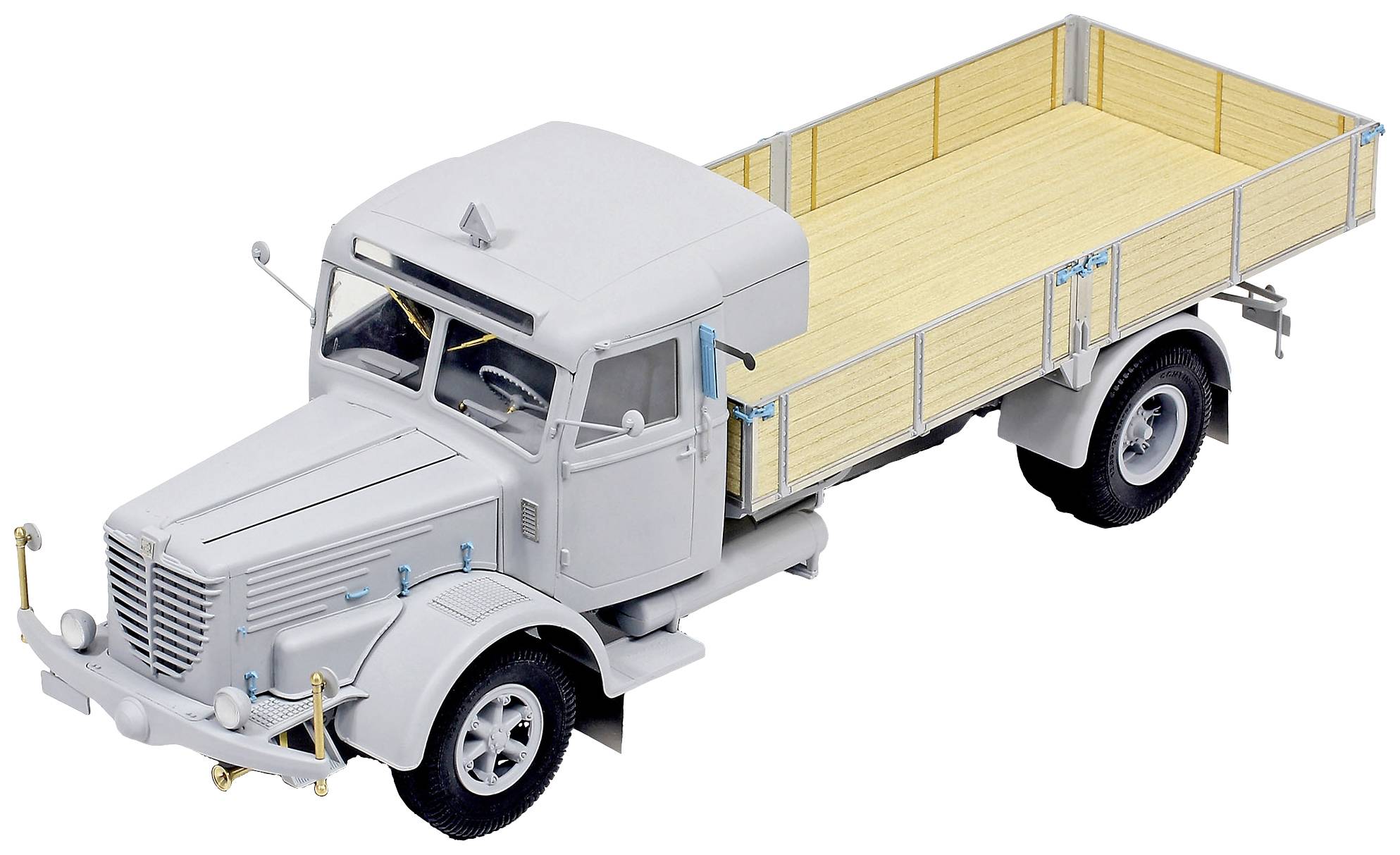 Ein Modell eines grauen Lastwagens mit Holzwand-Aufbauten, im Maßstab dargestellt. Hauptmerkmale sind die kantige Form und robustes Design.