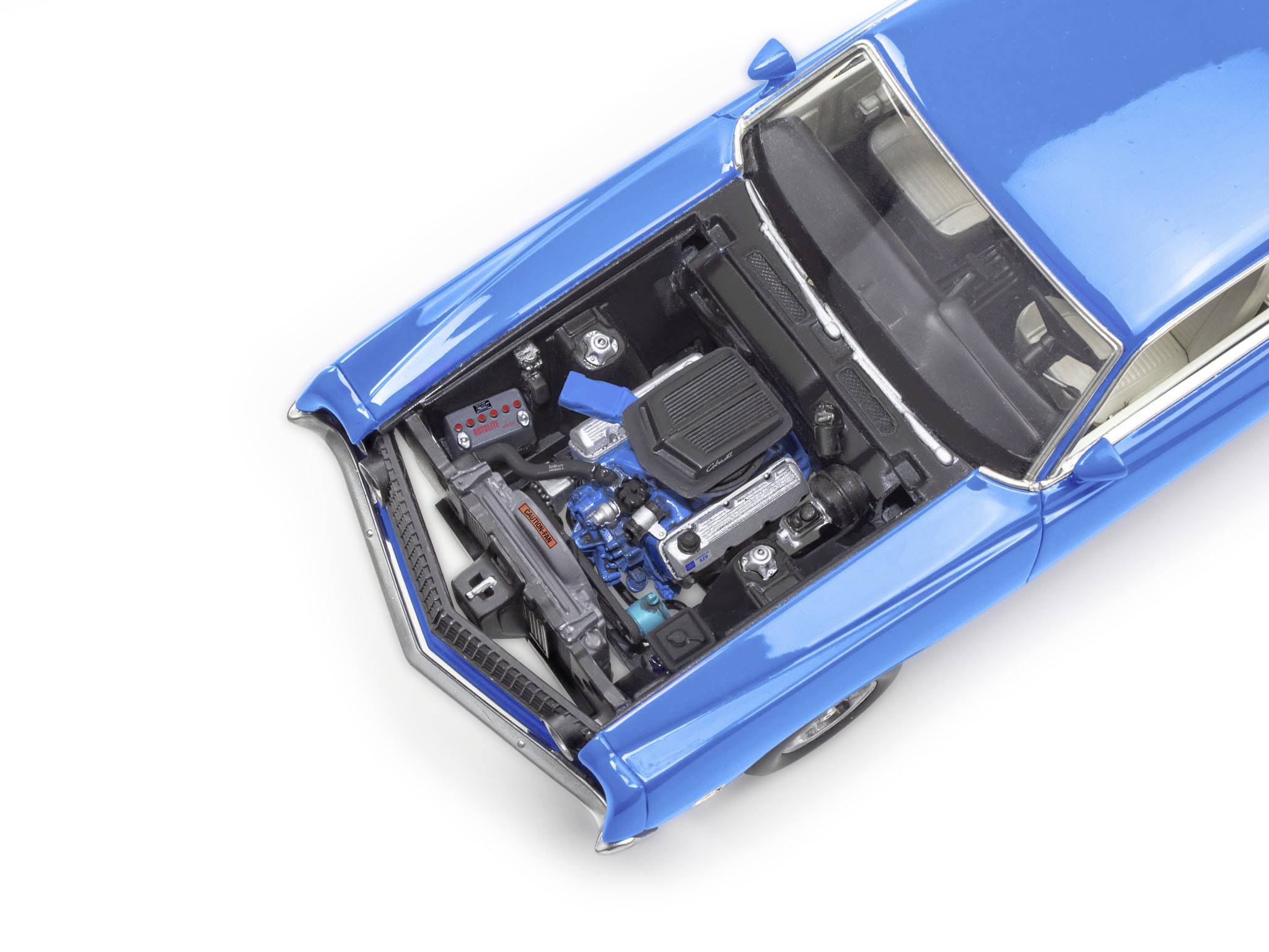 Ein blauer Oldtimer mit geöffneter Motorhaube zeigt detailliert den Motorraum und seine Komponenten.