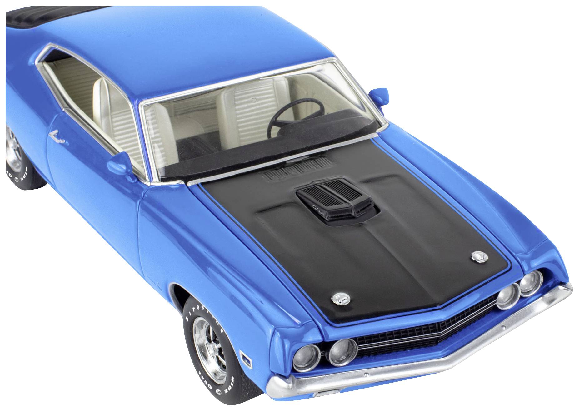 Blaues Oldtimer-Auto mit schwarzer Motorhaube und weißen Ledersitzen, von schräg oben gesehen. Retro-Design mit Chromfelgen.