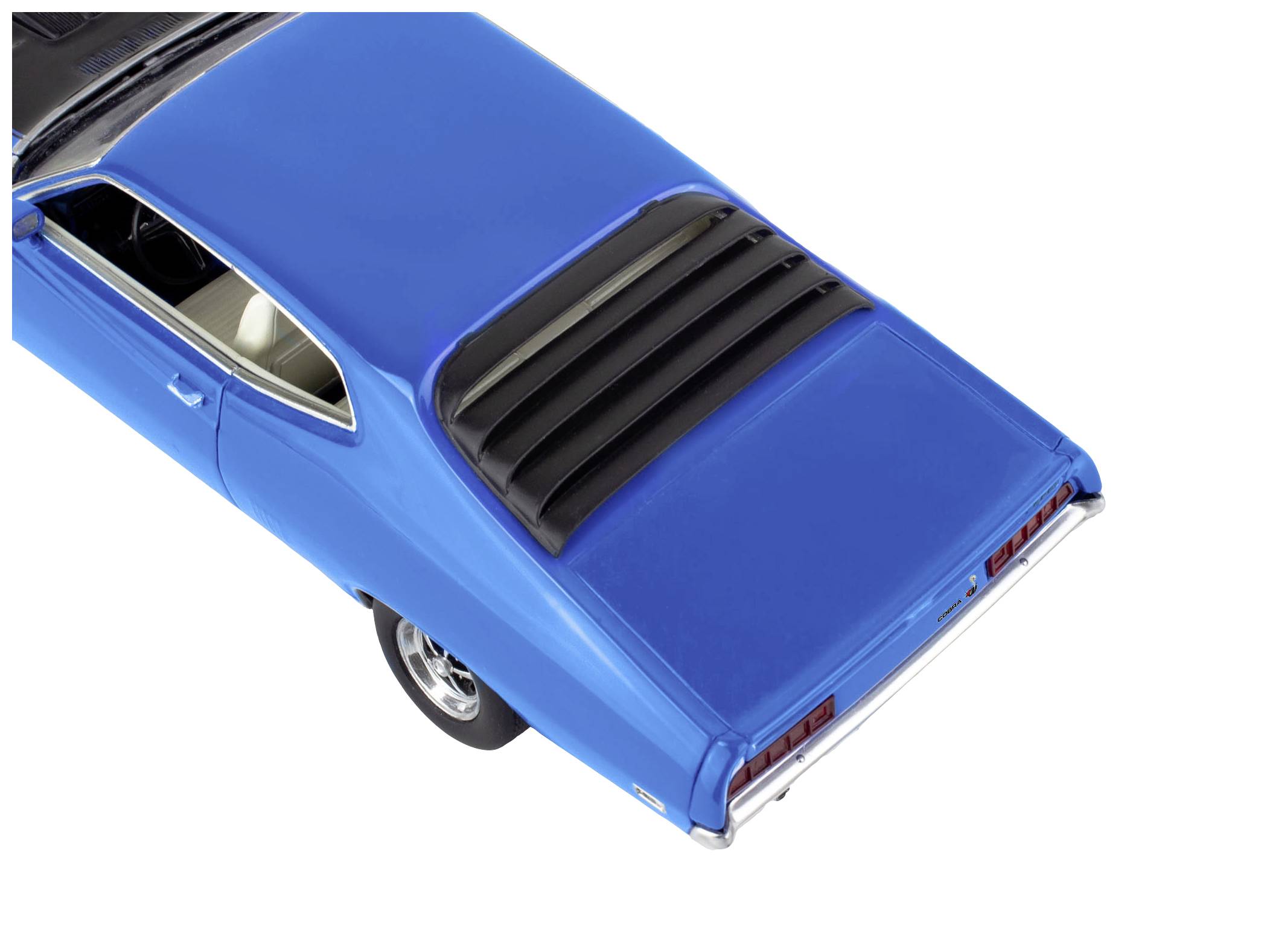 Blaues, klassisches Auto in der Vogelperspektive gezeigt. Hauptfokus auf dem hinteren Teil des Wagens mit schwarzen Lamellen.