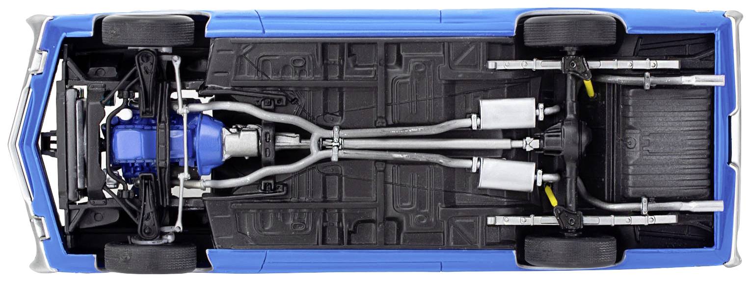Blick von unten auf einen blauen PKW; zeigt Auspuffanlage, Fahrwerk und Antriebsstrang. Technische Details des Fahrzeugunterbodens.