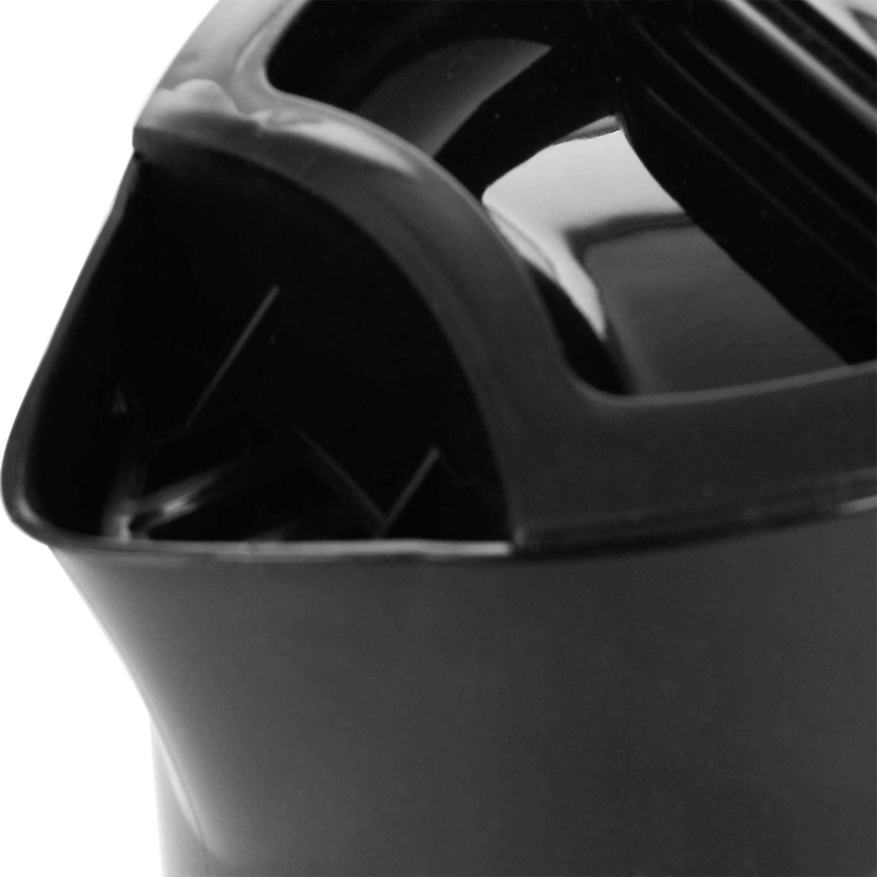 Ein schwarzer Deckel eines Trinkbechers mit geschlossenem Trinkverschluss, Detailaufnahme.