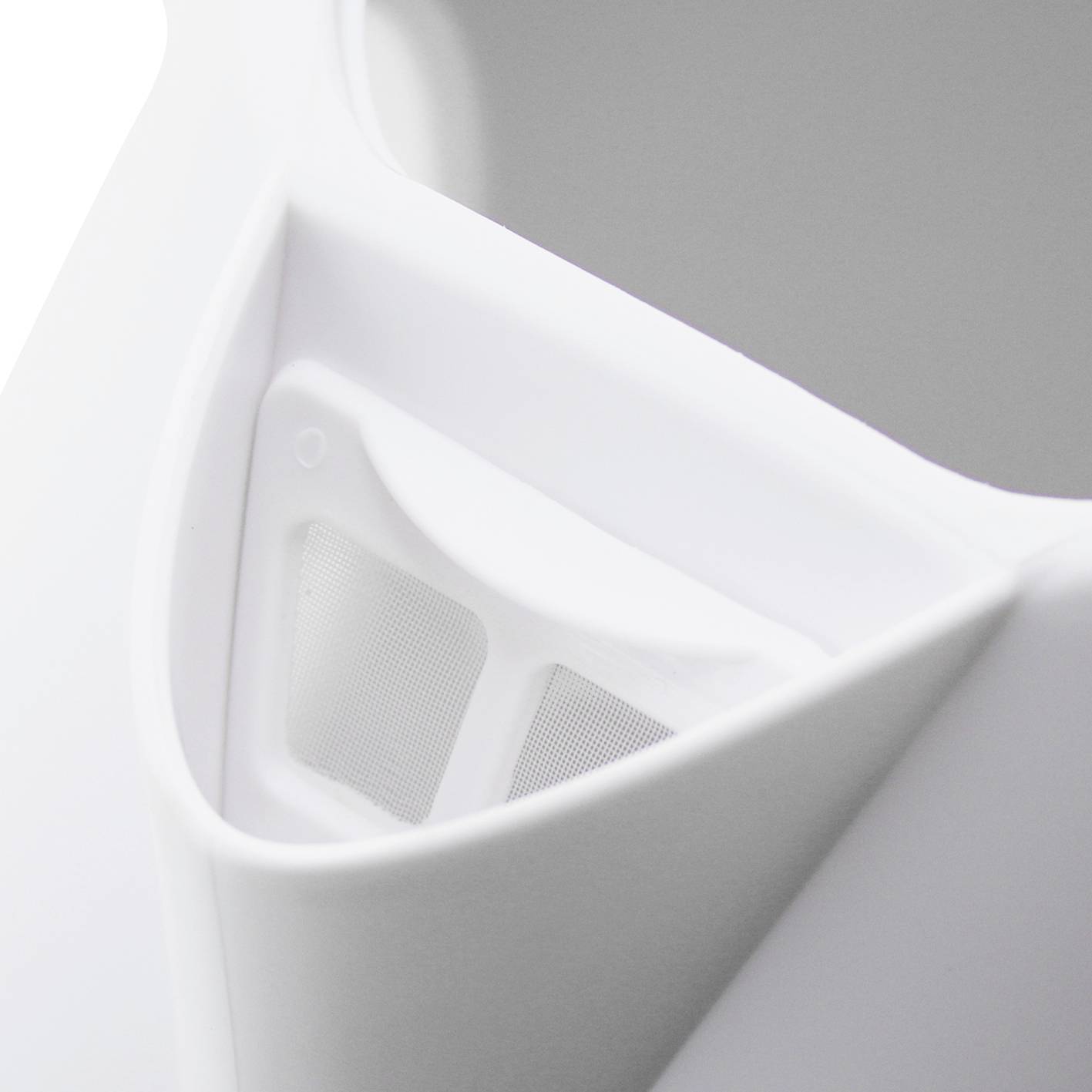 Naheaufnahme eines weißen, geschwungenen plastischen Objekts mit einem Gitterdetail, möglicherweise ein technisches Gerät oder Gehäuse.