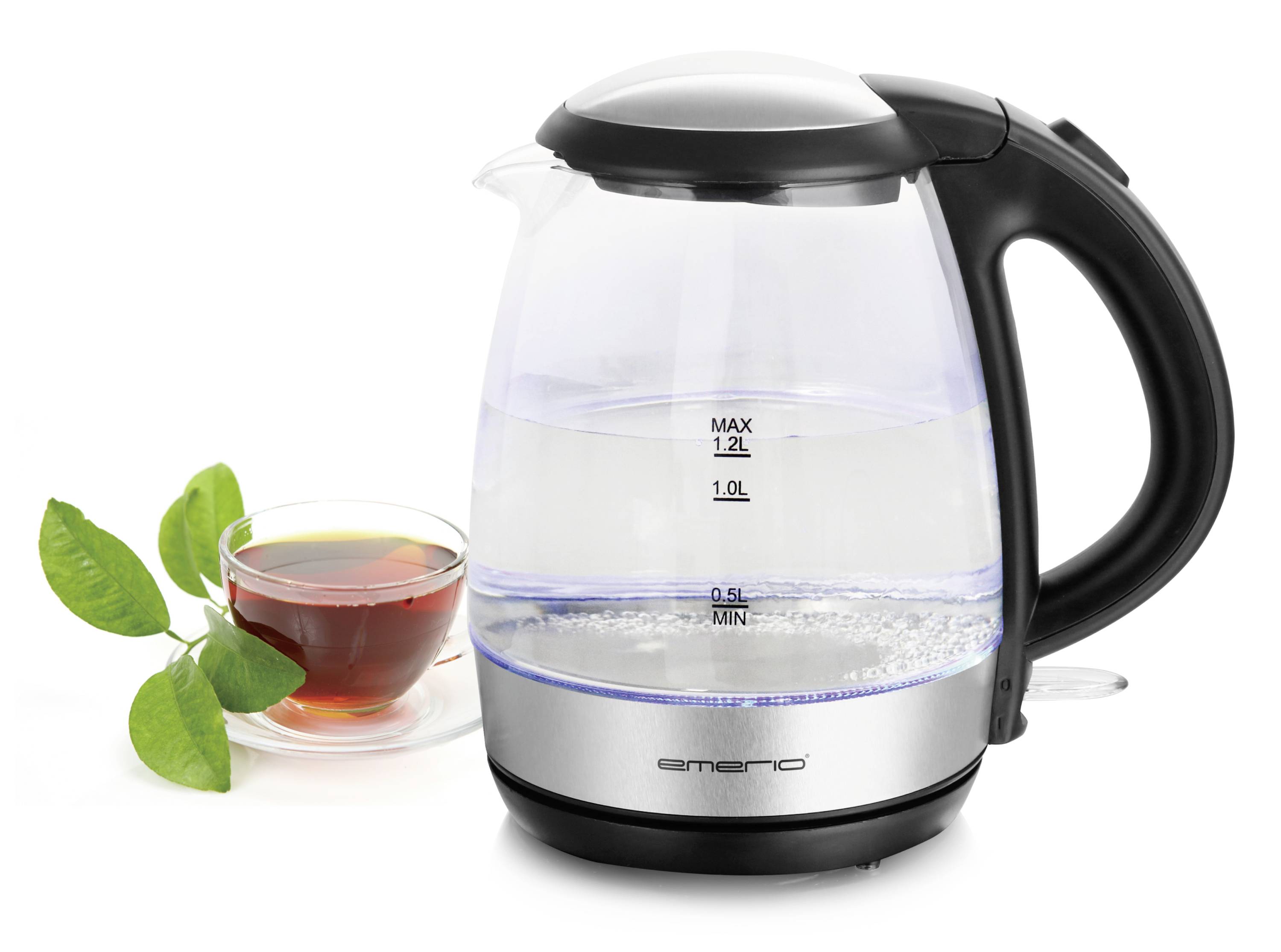 Ein Glaswasserkocher mit schwarzem Griff neben einer Tasse Tee auf weißen Hintergrund. Der Kocher zeigt Wasserstandsanzeigen bis 1,2 Liter.