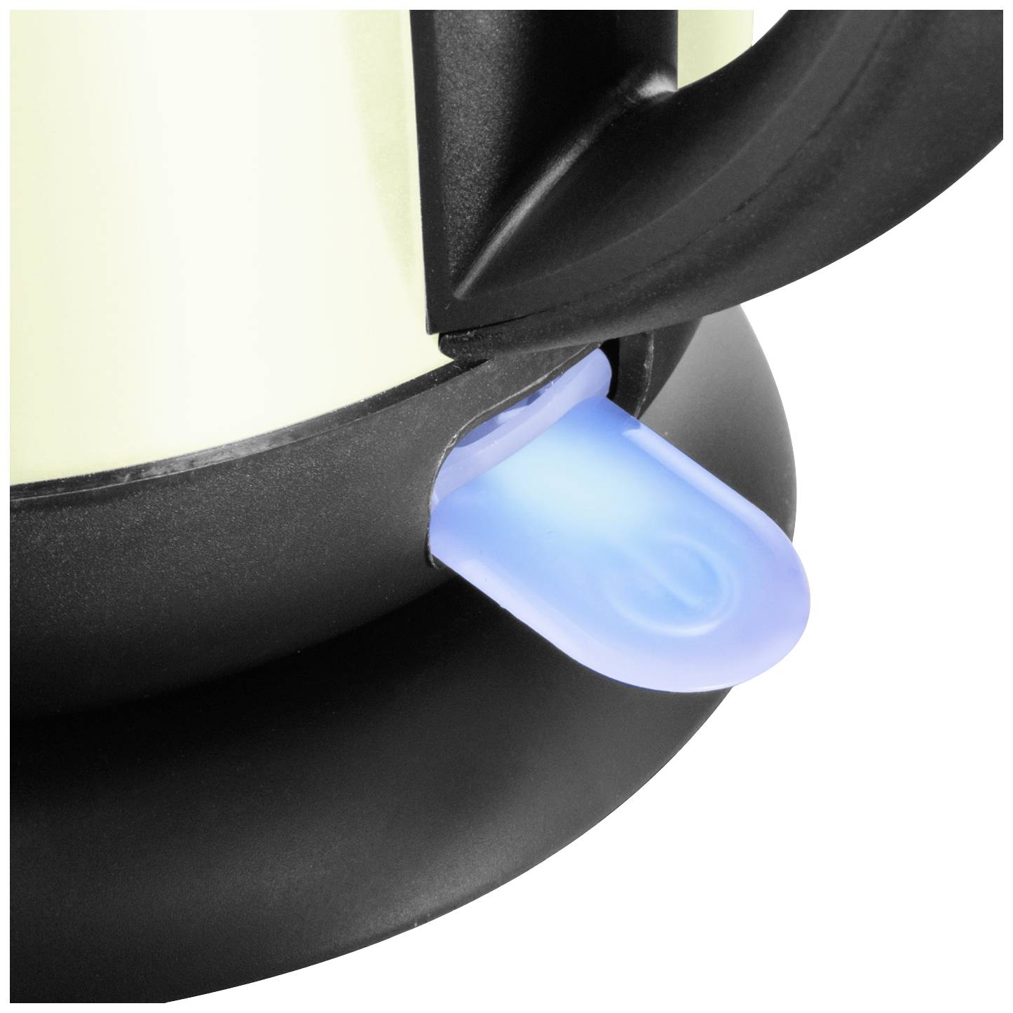 Ein Wasserkocher in Nahaufnahme mit einem kleinen, leuchtenden blauen Schalter an der Basis.