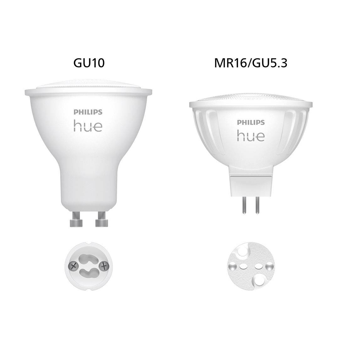 Zwei Philips Hue LED-Leuchtmittel im Vergleich: links GU10 mit breitem Sockel, rechts MR16/GU5.3 mit zwei Stiften. Beide weiß.