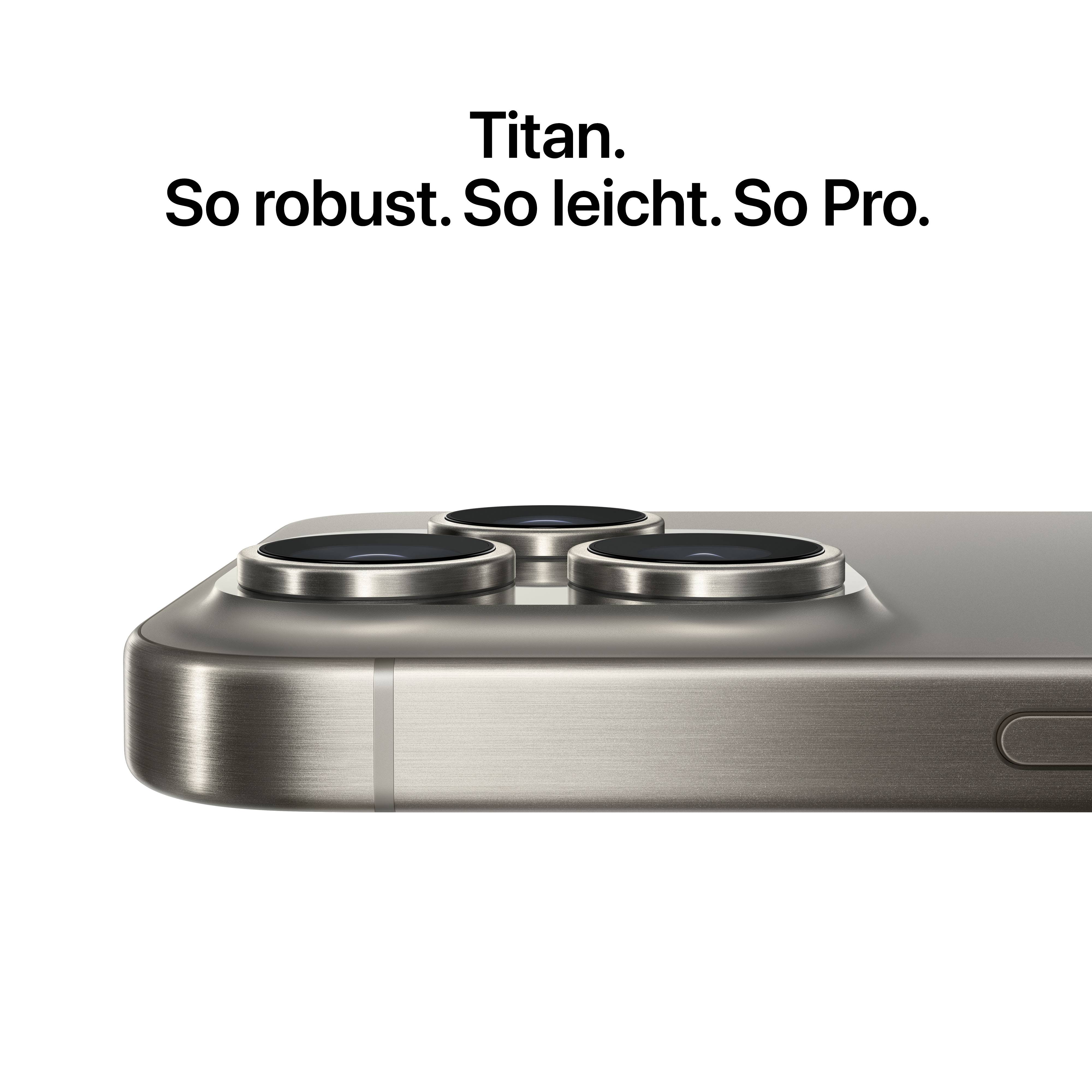 Titan-Handy aus einer seitlichen Perspektive gezeigt, mit Fokus auf Kamera und Material. Text: 'Titan. So robust. So leicht. So Pro.'