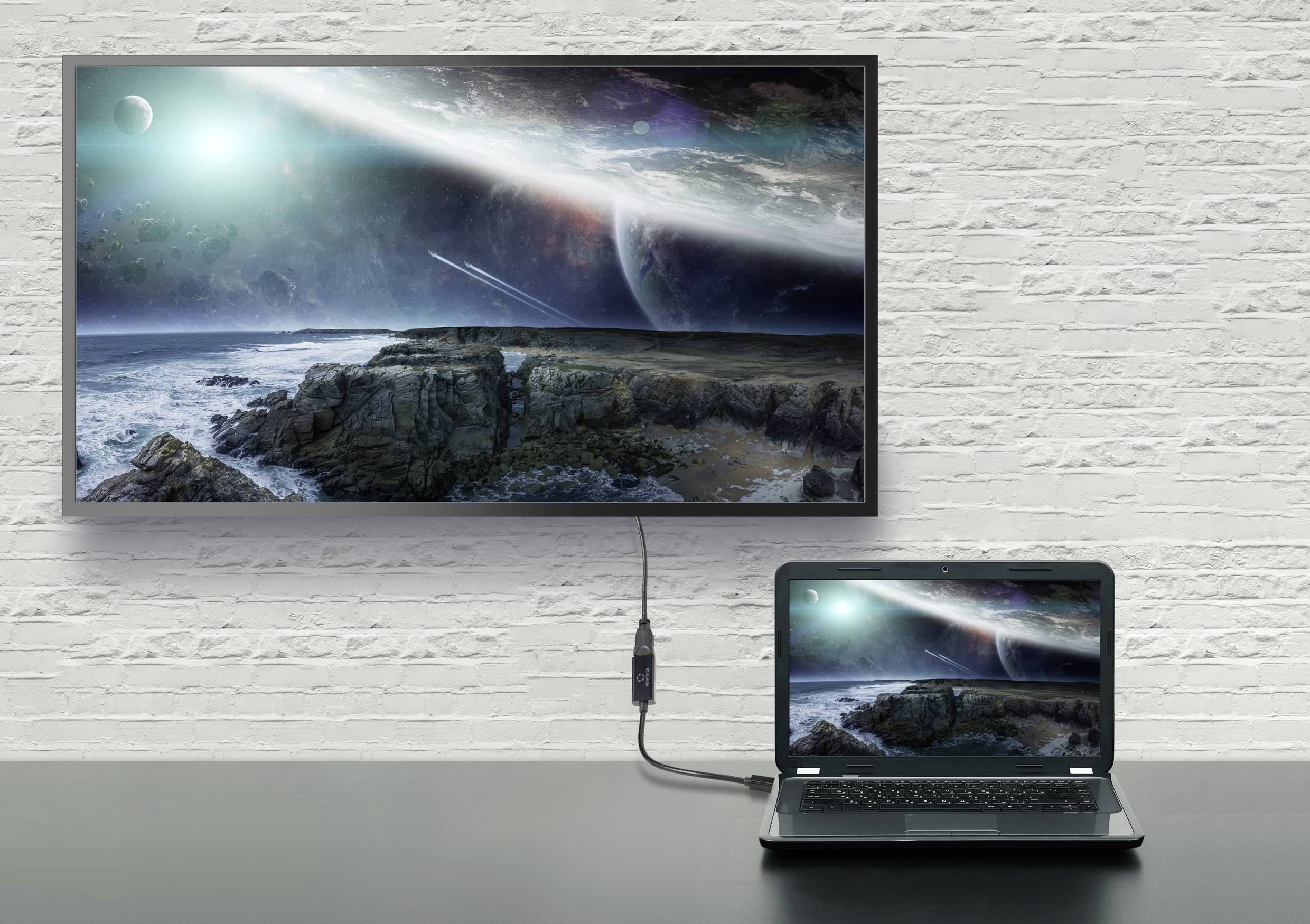 Laptop verbunden mit Monitor, zeigt identische Weltraumdarstellung: felsige Küste unter Planetenhimmel. Sci-Fi Stimmung, Technologieeinsatz.