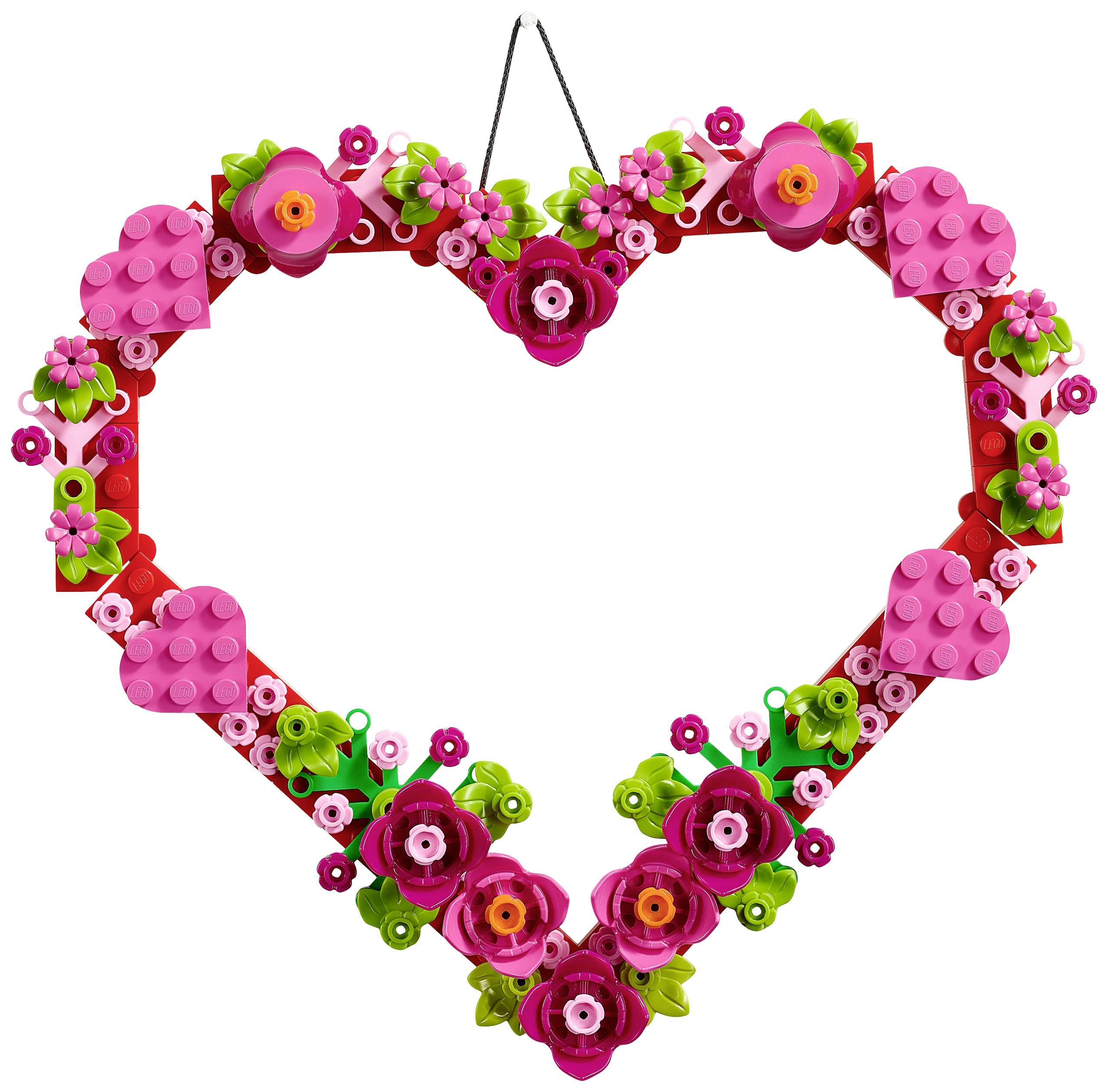 Ein Herz aus bunten Legosteinen und Blumen, aufgehängt an einem Faden.