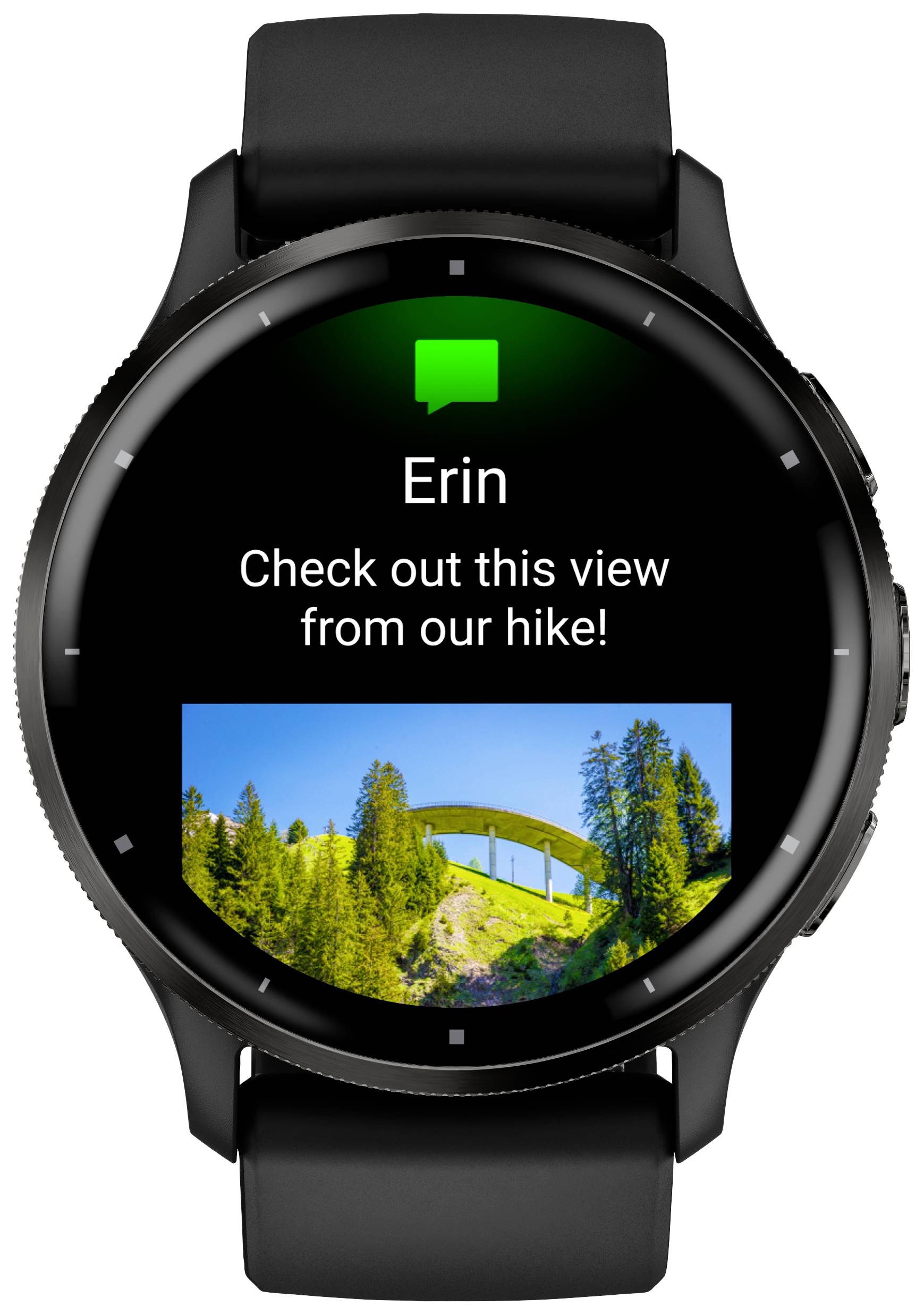 Eine schwarze Smartwatch zeigt eine Nachricht von 'Erin': 'Check out this view from our hike!' mit einem Foto von einer Brücke in einer Waldlandschaft.