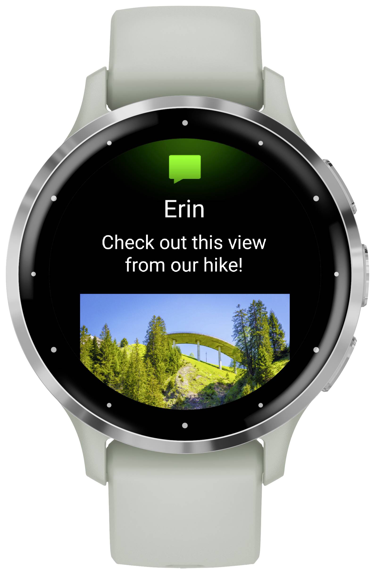 Smartwatch zeigt Nachricht von 'Erin' mit Text 'Check out this view from our hike!' und Foto einer Brücke in bergiger Landschaft im Hintergrund.