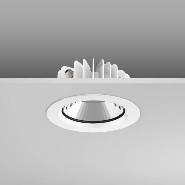 Deckenstrahler mit modernem, rundem Design, eingebaut in eine weiße Decke. Sichtbar sind LED-Lampen mit Kühlrippen.