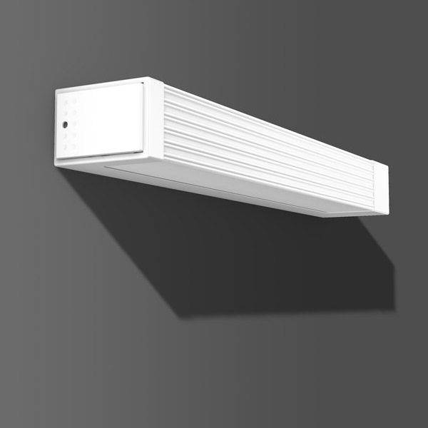 Weiße, rechteckige Klimaanlage an einer Wand montiert, mit geripptem Design und Schattenwurf auf grauer Wand im Hintergrund.