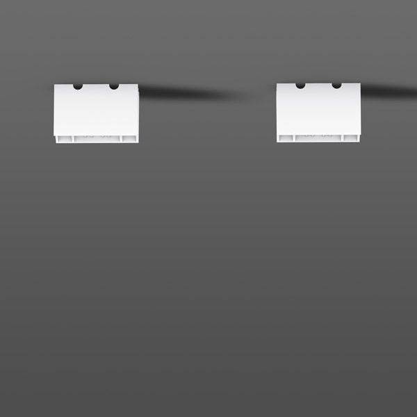 Zwei leere, weiße Filmtaschen auf grauem Hintergrund, symmetrisch angeordnet, mit Schatten nach links.