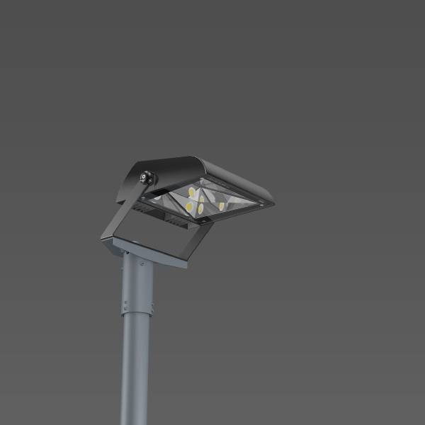 Eine moderne Straßenlaterne mit mehreren LED-Leuchten, montiert auf einem hohen grauen Mast, vor einem neutralen grauen Hintergrund.