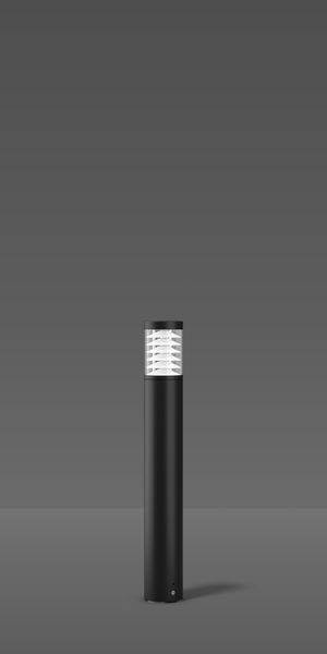 Eine schwarze, zylindrische Außenlampe mit horizontalen Streifen oben, steht auf einem grauen Hintergrund.