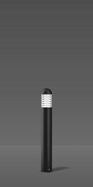 Eine moderne, schwarze Außenleuchte mit runden oberen Teil und horizontalen Streifen steht vor einem grauen Hintergrund.