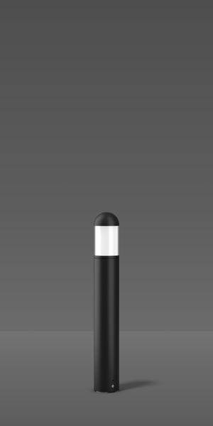 Schwarze Pollerleuchte mit weißem Lichtstreifen vor grauem Hintergrund.