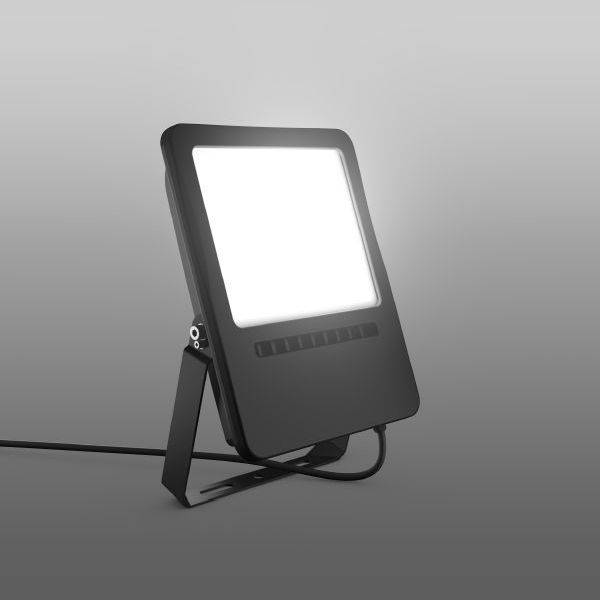 Ein rechteckiger LED-Fluter in modernem Design, mit einem Kabel verbunden, steht schräg nach hinten gelehnt vor grauem Hintergrund.