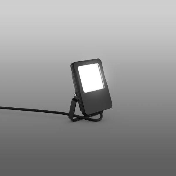 Ein schwarzer LED-Flutlichtstrahler mit leuchtendem, rechteckigen Lampengehäuse auf einem grauen Hintergrund, angeschlossenes Kabel.