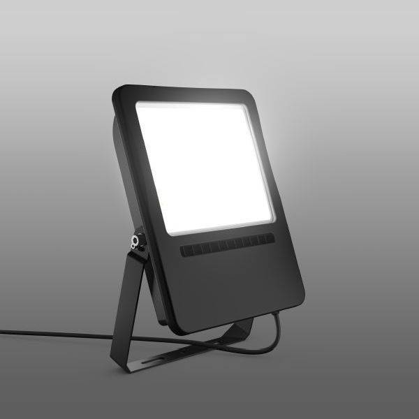 Ein einzelner LED-Flutlichtstrahler auf einem Stativ, strahlt helles Licht aus. Kabel verlaufen von der Leuchte nach links.