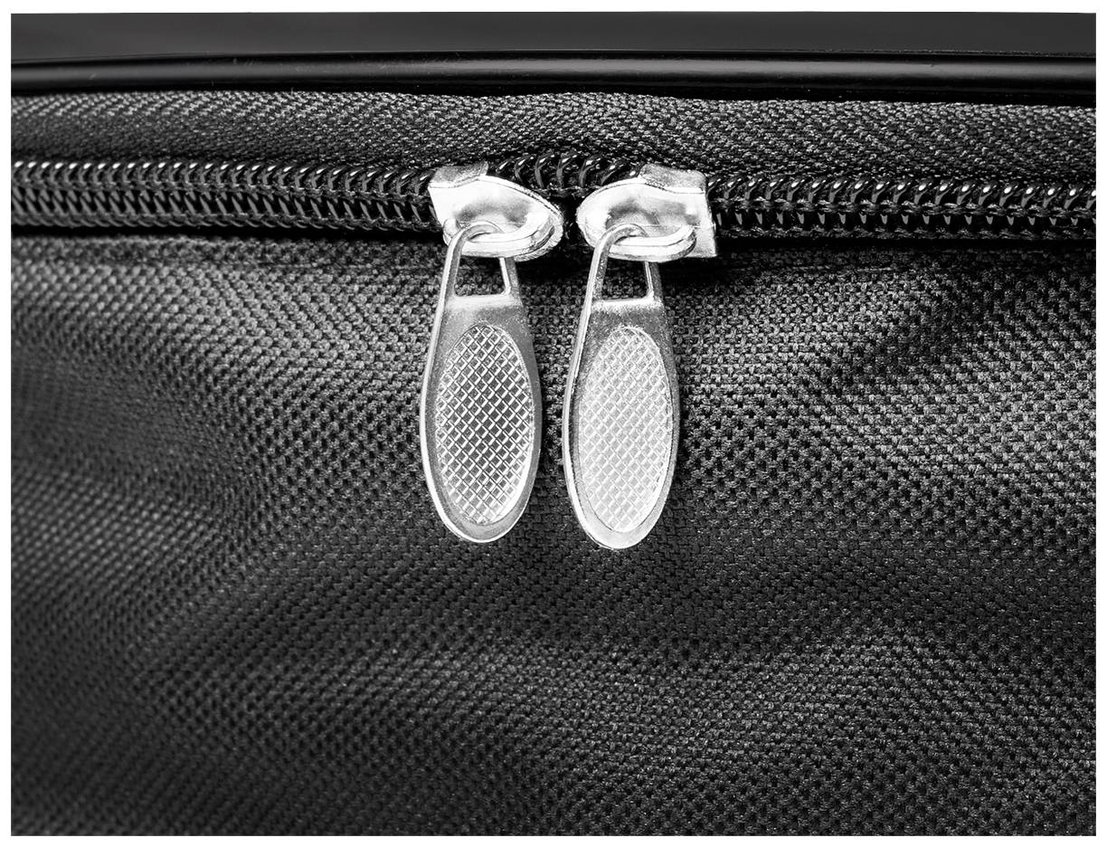 Nahaufnahme eines schwarzen Reißverschlusses mit zwei Markenschiebern. Texturiertes Stoffmaterial im Hintergrund.