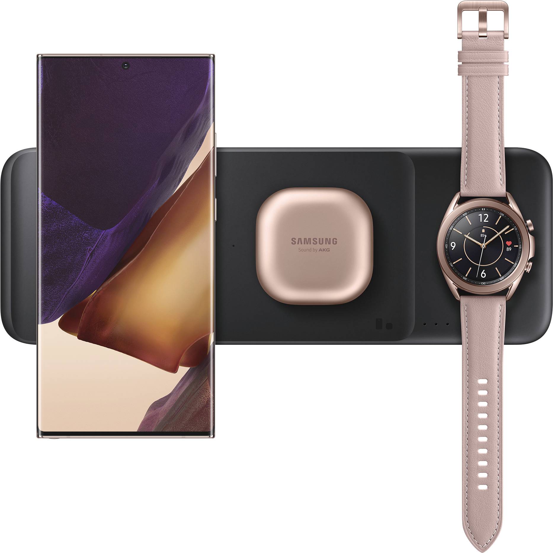 Ein Smartphone, kabelloses Lade-Pad, Bronze-Ohrstöpsel im Etui und eine Smartwatch mit roségoldenem Armband, die alle zugleich geladen werden.