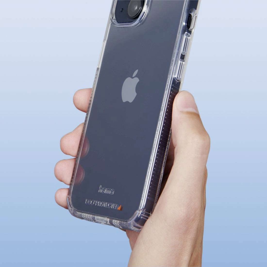 Eine Hand hält ein Smartphone mit transparentem Schutzgehäuse, Rückseite zeigt ein Apfel-Logo. Hintergrund ist blau.
