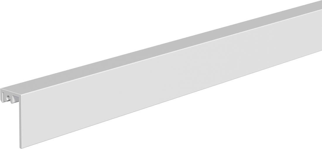 Lange weiße Metallleiste oder Kanalleiste in Perspektive auf weißem Hintergrund dargestellt.