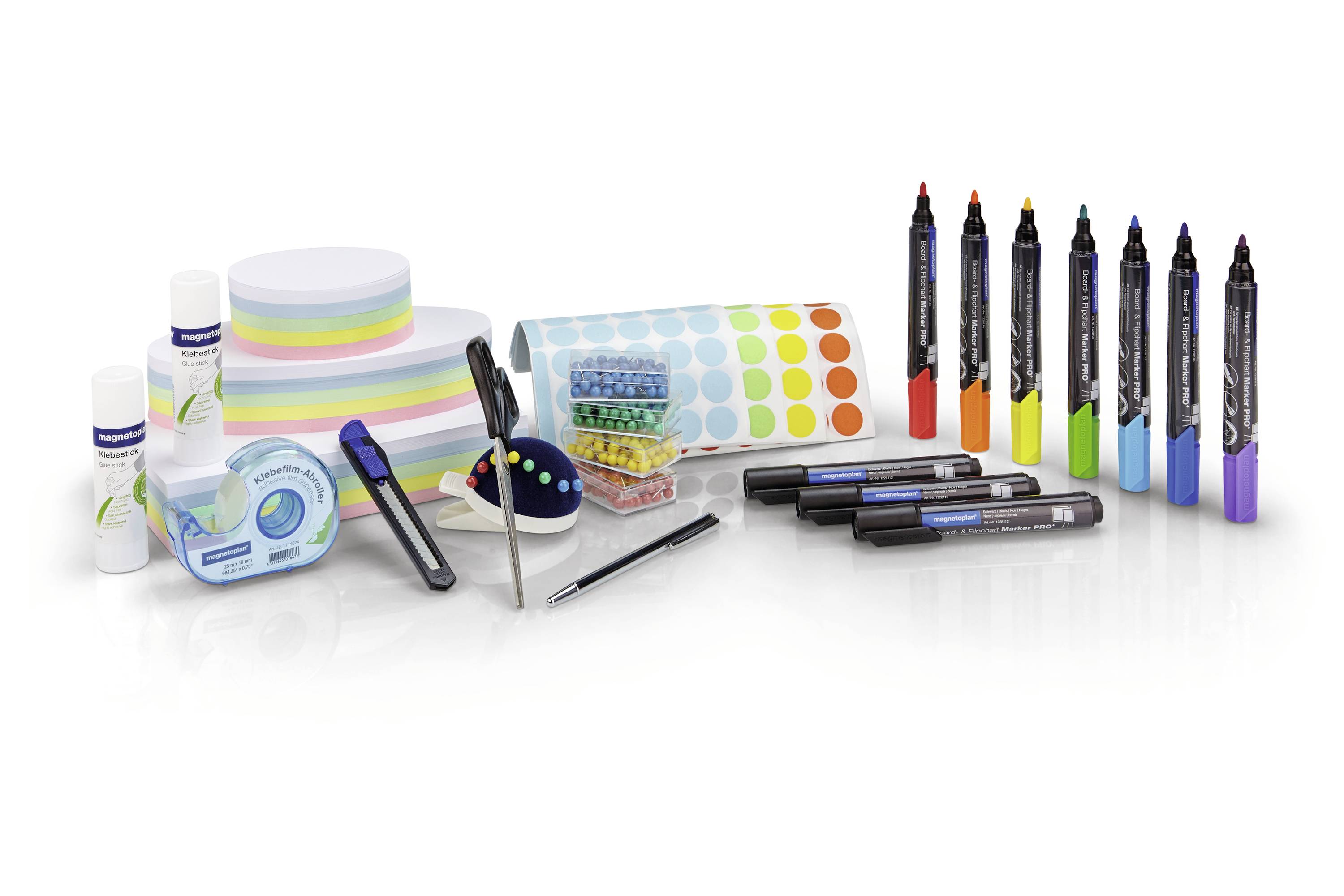 Büromaterialien auf weißem Hintergrund: Notizblöcke, Klebeband, Korrekturflüssigkeit, Stifte und farbige Marker in verschiedenen Farben.