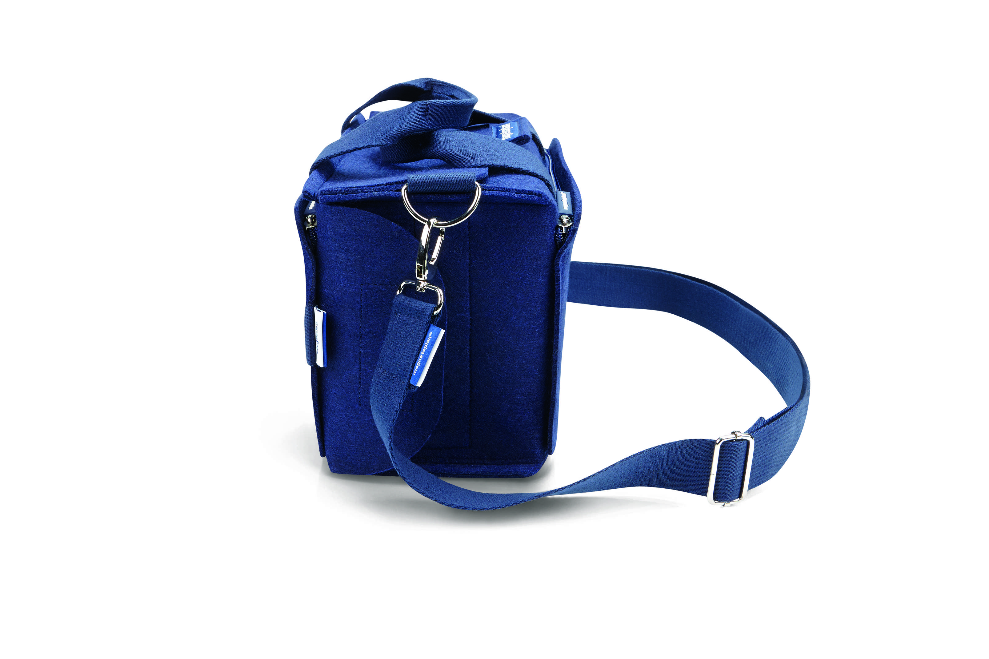 Dunkelblaue, rechteckige Stofftasche mit Schultergurt und Metallhaken, steht aufrecht; minimalistisch und funktional gestaltet.
