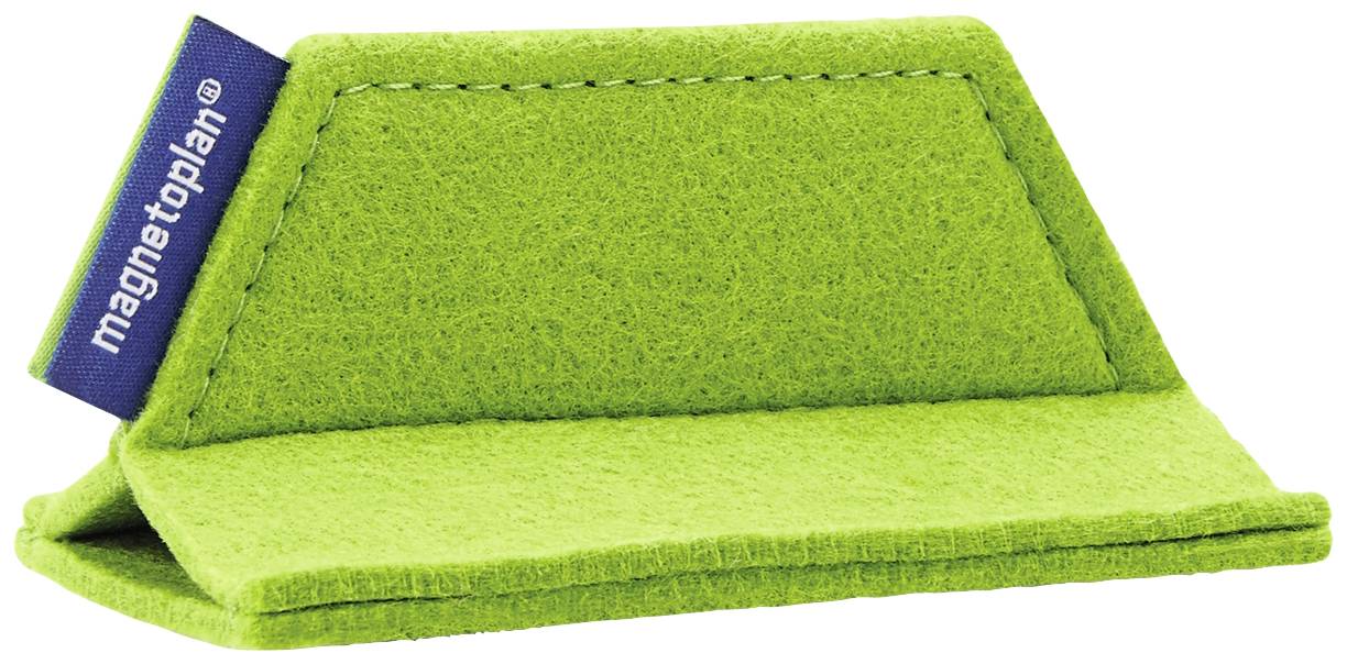 Grüne Filztasche mit blauer Etikette, offenstehend. Sie dient zur Aufbewahrung von Gegenständen.