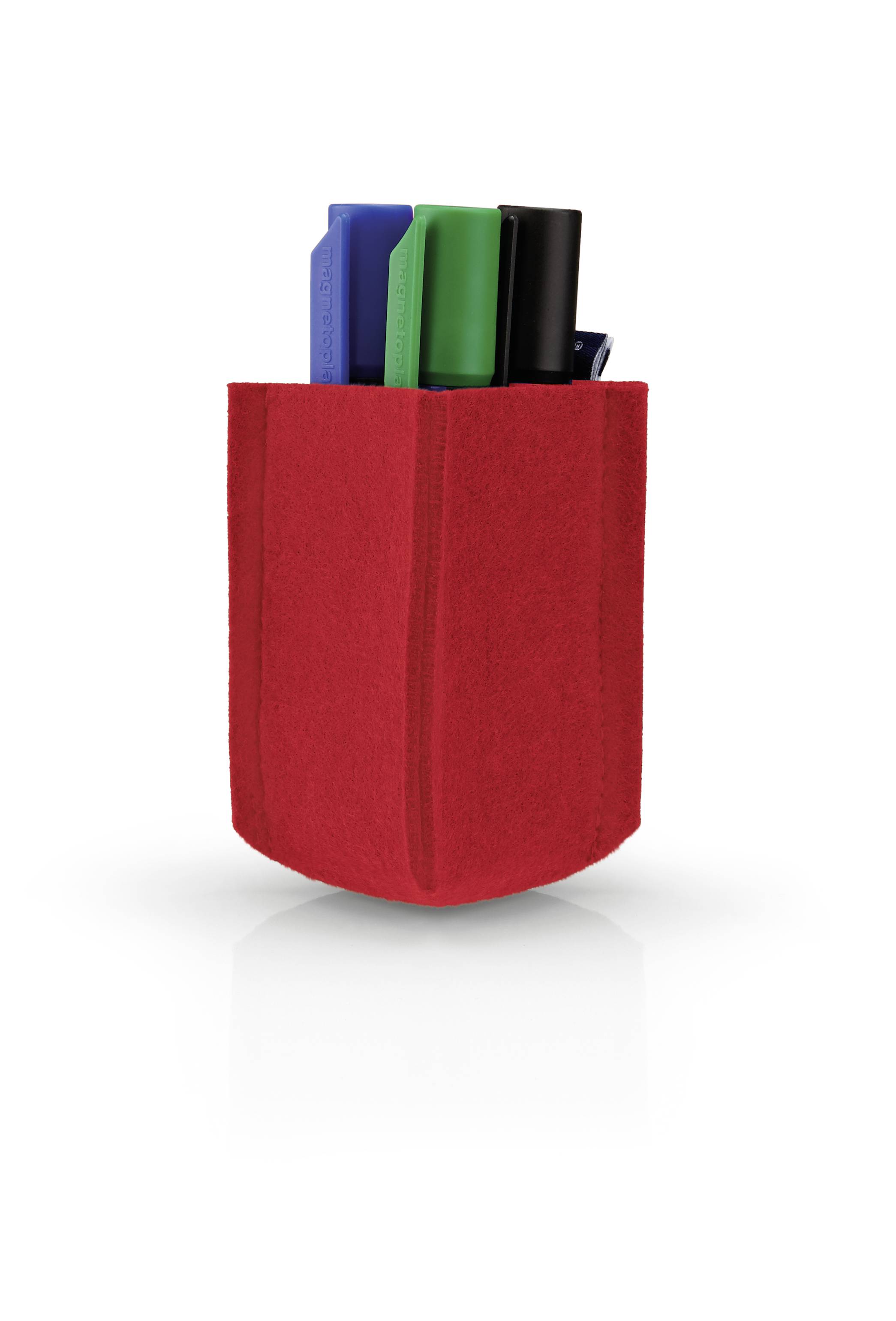 Ein roter Stifthalter aus Filz enthält grüne, blaue und schwarze Marker.