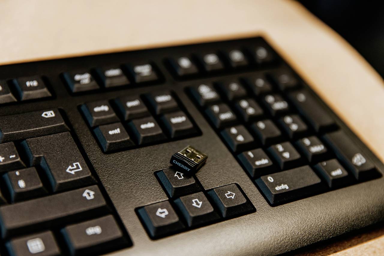 CHERRY KW 3000 Kabellos Tastatur Deutsch, QWERTZ Schwarz Geräuscharme Tasten, Hotkey Funktion, mit numerischer Tastatur