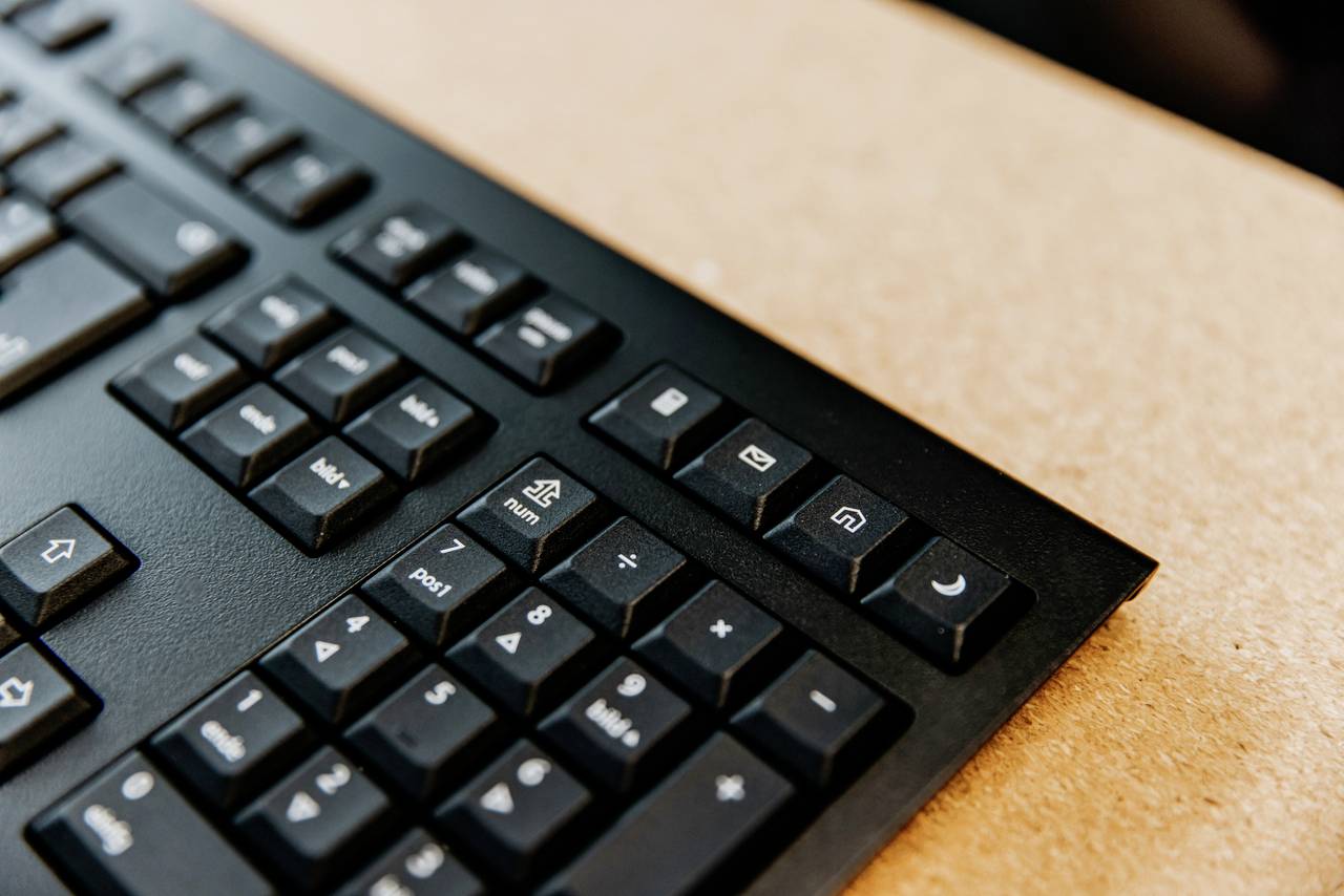 CHERRY KW 3000 Kabellos Tastatur Deutsch, QWERTZ Schwarz Geräuscharme Tasten, Hotkey Funktion, mit numerischer Tastatur