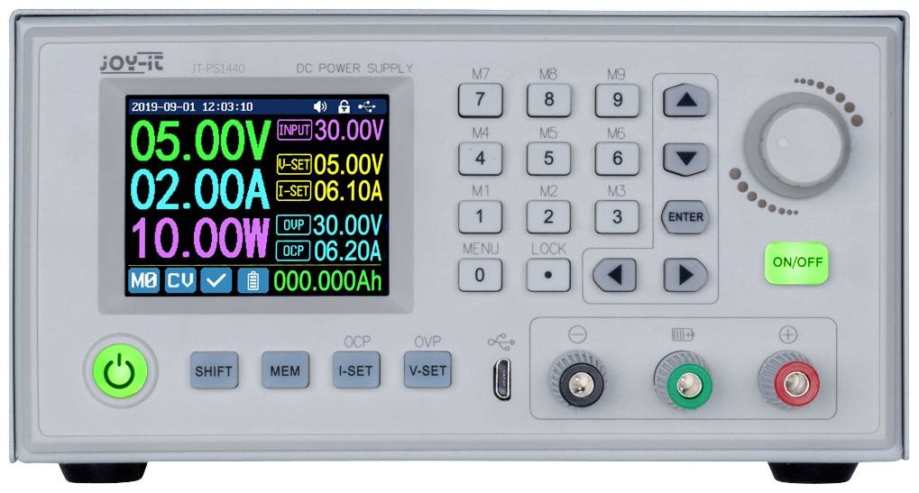 Ein digitales Labornetzgerät mit Farbdisplay zeigt Messwerte: Spannung 5,00V, Strom 2,00A, Leistung 10,00W. Tasten zur Steuerung sind sichtbar.