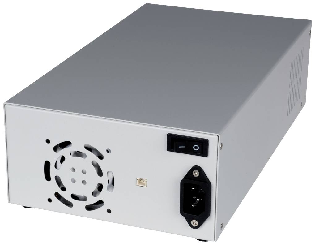 Ein silbernes Computer-Netzteil mit Lüfteröffnung, Netzschalter und Stromanschluss auf der Rückseite.