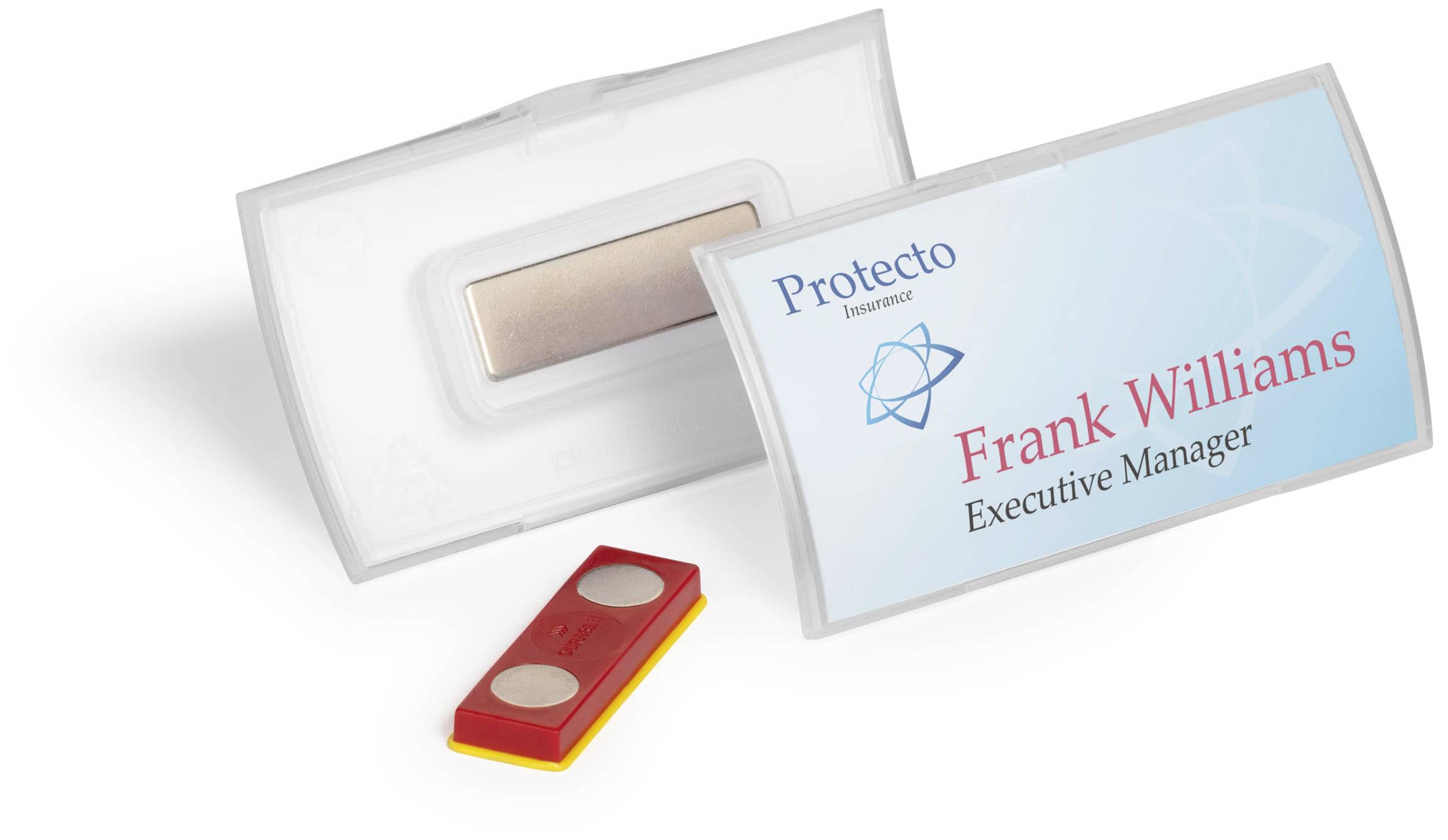 Namensschild für 'Frank Williams, Executive Manager' von Protecto. Neben dem Namensschild liegt eine rote Halterung mit Magneten.