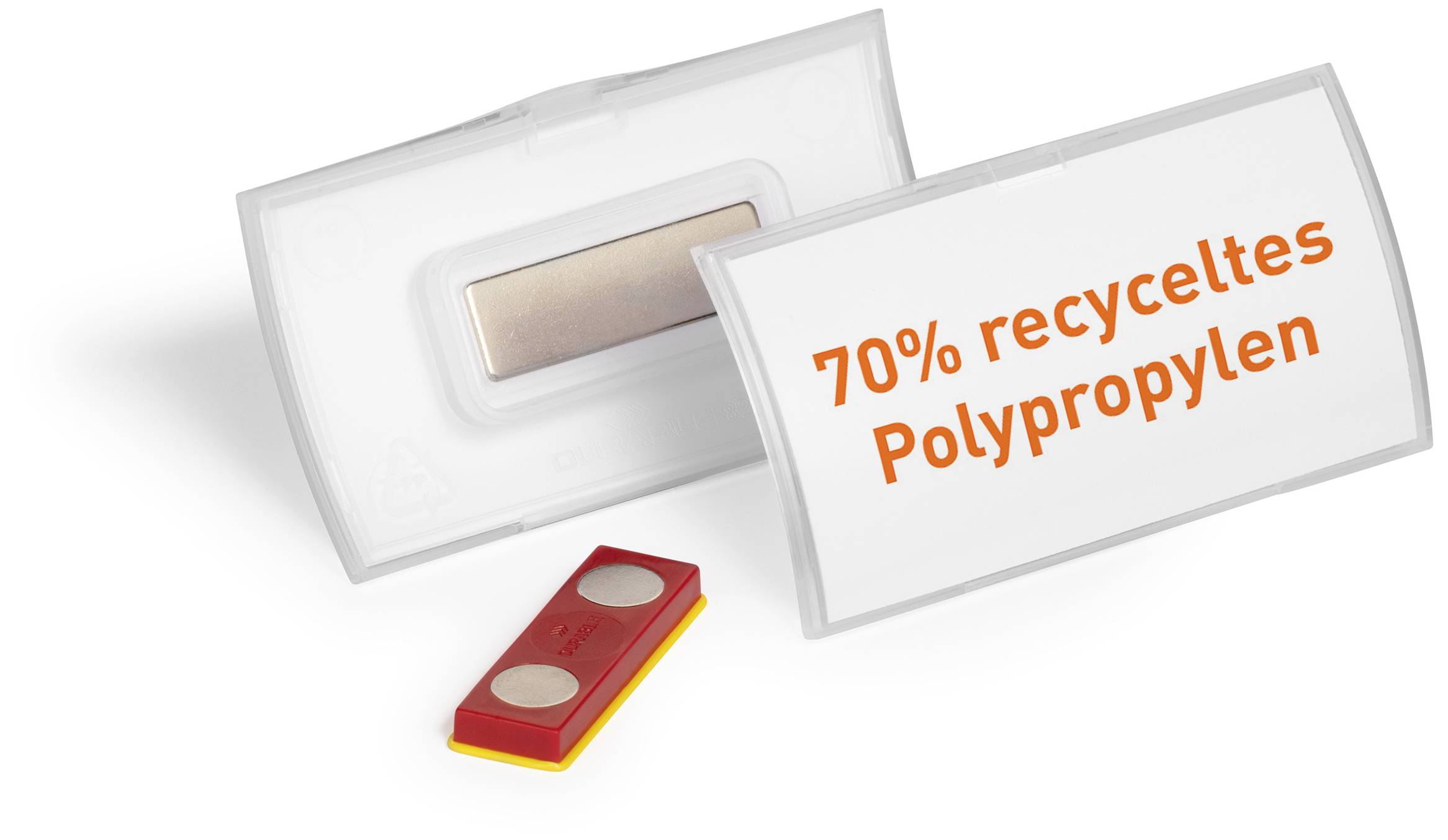 Zwei Kunststoffteile und ein rotes Magnetelement. Ein Schild zeigt '70% recyceltes Polypropylen'.