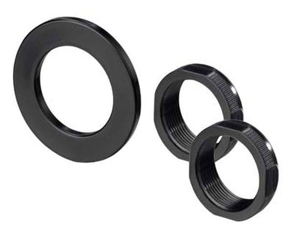 Drei schwarze Metallteile in verschiedenen Größen: ein flacher Ring und zwei gerippte Ringe mit Gewinde, vermutlich für mechanische Anwendungen.