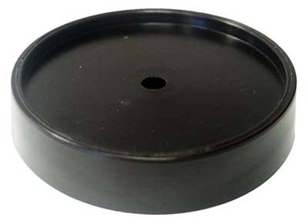 Rundes, schwarzes Kunststoffobjekt mit flachem Boden und einem zentralen Loch, möglicherweise Deckel oder Abdeckung.