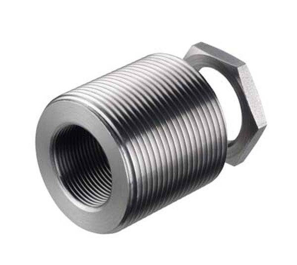 Ein metallischer, zylindrischer Adapter mit Außengewinde und sechskantiger Mutter, verwendet zur Befestigung in mechanischen Anwendungen.